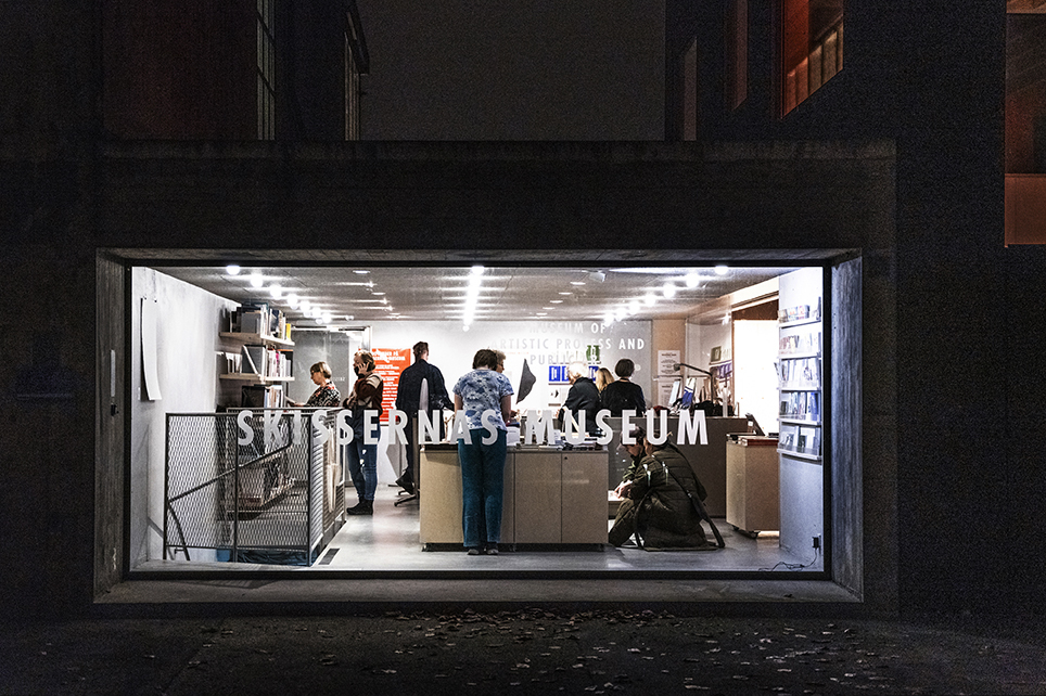 Skissernas Museums butik sedd utifrån kvällstid. 