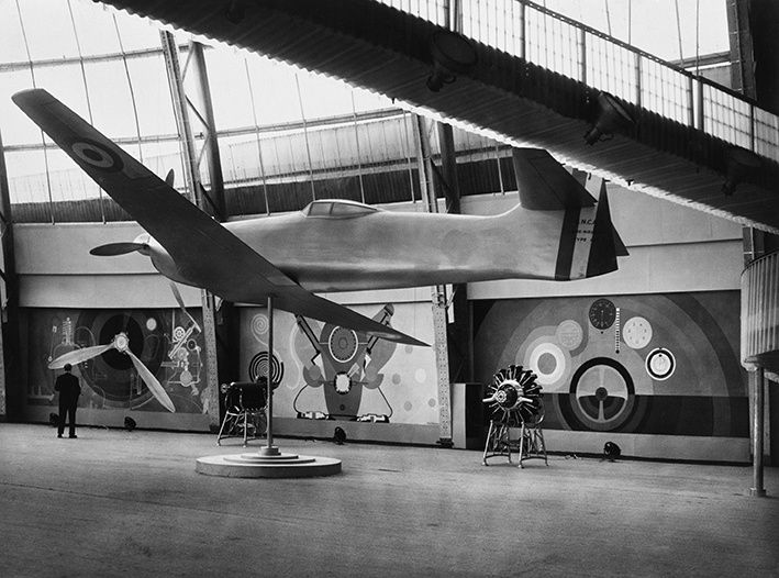 Sonia Delaunays målningar Propeller, Motor och Instrumentpanel i Luftfartspaviljongen, Världsutställningen i Paris 1937. Foto: Skissernas Museums arkiv © Sonia Delaunay