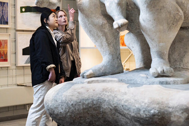 Besökare på Skissernas Museum betraktar konstverk