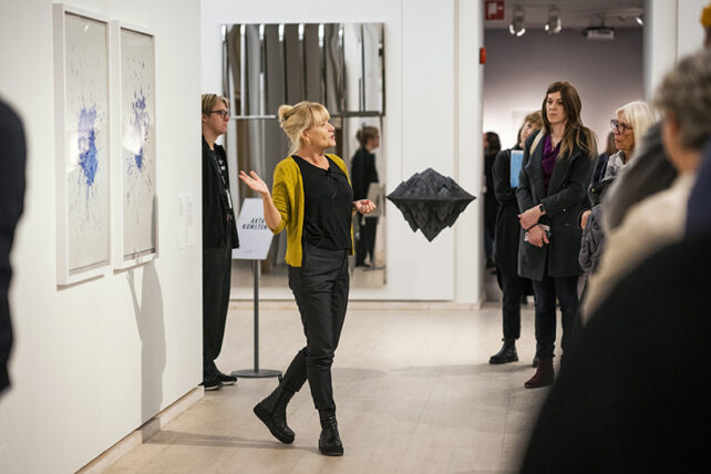 En guide håller en visning.