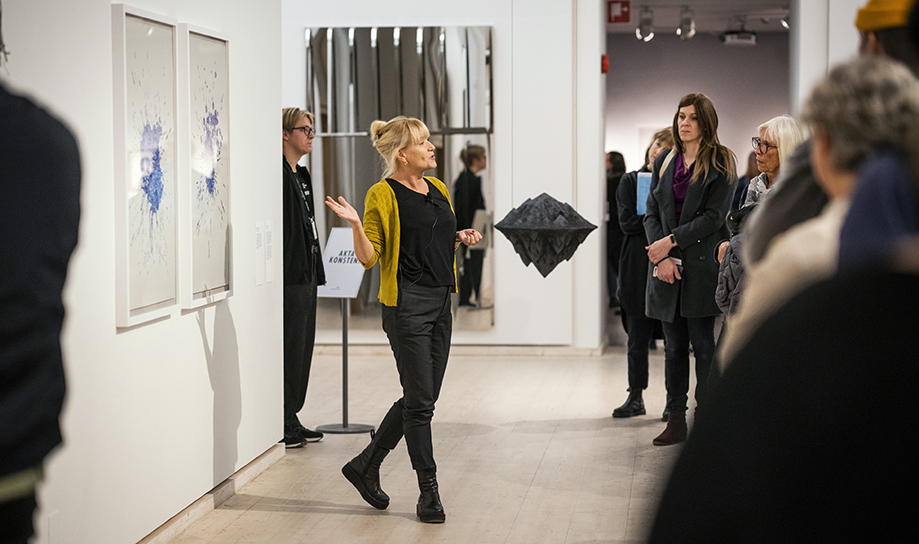 En guide håller en visning.