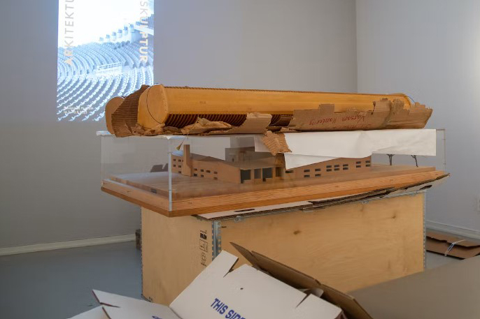 ouppackade lådor och en modell i trä till ett av Sigurd Lewerentz verk.