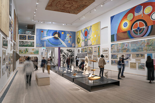 Internationella salen på Skissernas Museum med besökare som tittar på konst.