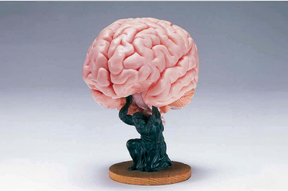 En bronsskulptur föreställande en man som bär en stor rosa hjärna på sina axlar.