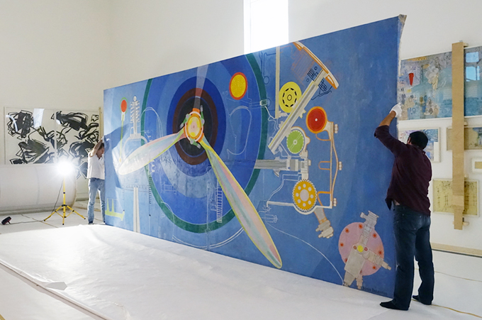 Hängning av Sonia Dealunays stora målning Propeller i Internationella salen