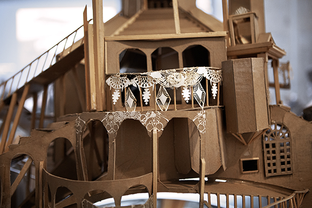 Detalj av Swoons modell till Dithyrambalina. Ett hus gjort i brun kartong.