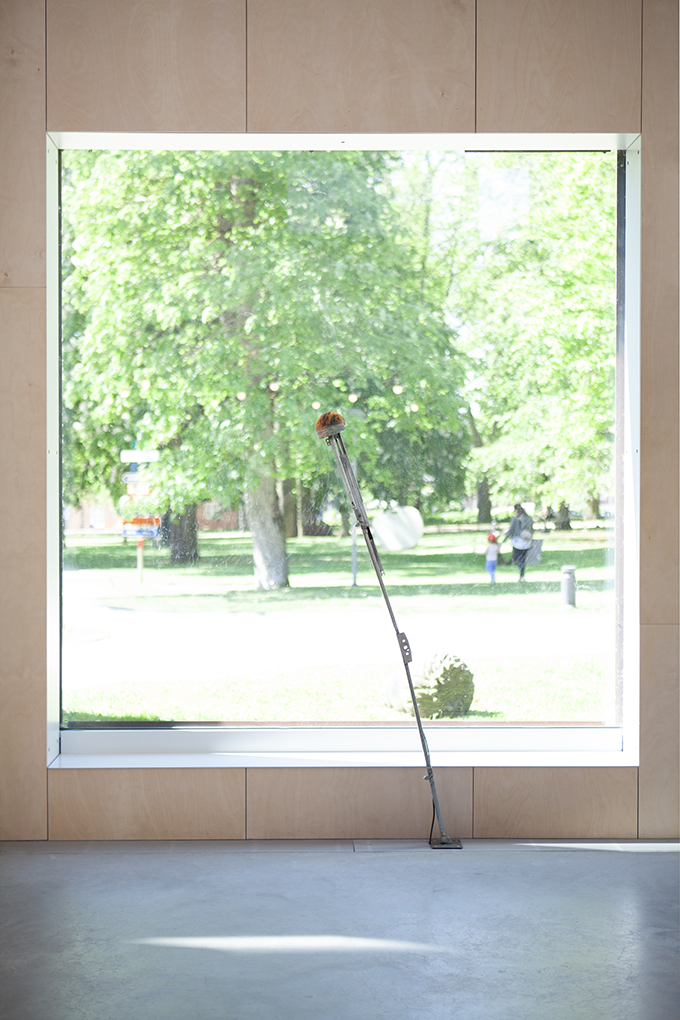 Konstverk i foajén på Skissernas Museum. En installation med en "solros" som styrs av solceller.