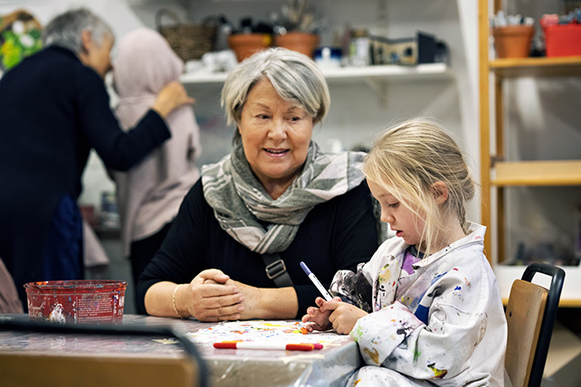 Ett barn och en vuxen jobbar tillsammans i Skapande verkstaden.