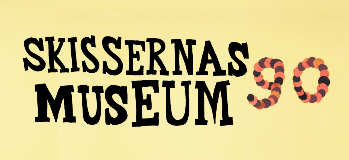 Text: Skissernas Museum 90 år, ser handskrivet ut.