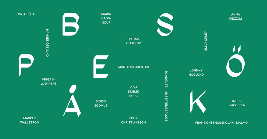 Grafisk form, vit text på grön bakgrund: På besök: masterstudenter från konsthögskolan i Malmö