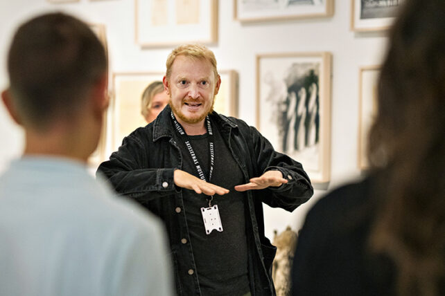 Närbild på museiguide som håller en visning.