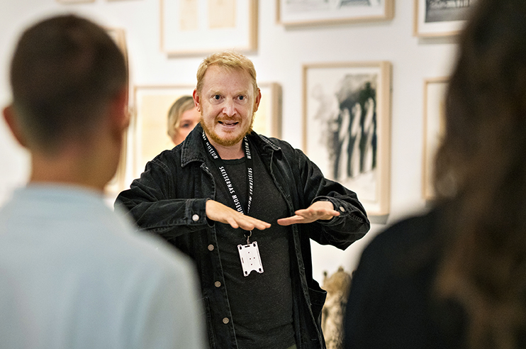 Närbild på museiguide som håller en visning.