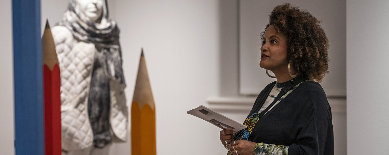 En kvinna tittar på konst.