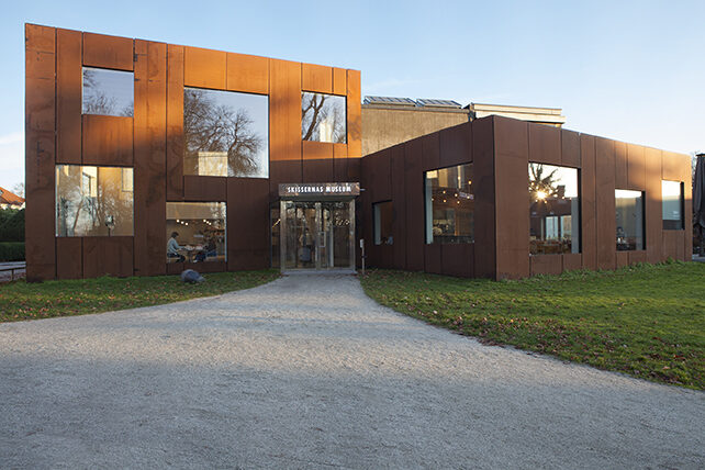 Skissernas Museums fasad i kvällssol.