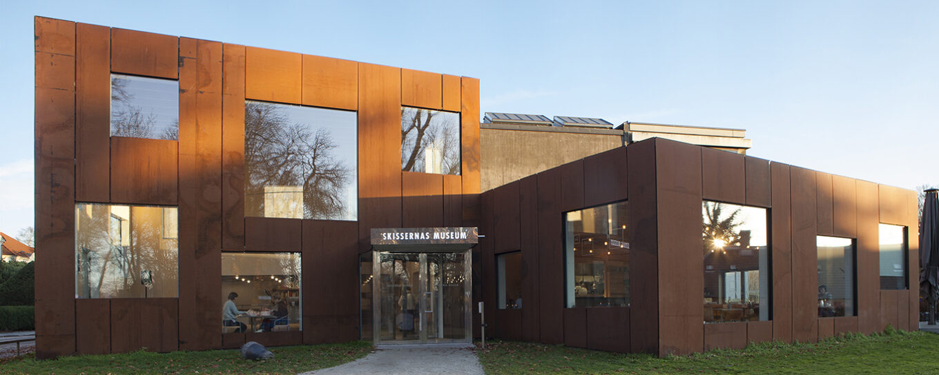 Skissernas Museums fasad i kvällssol.