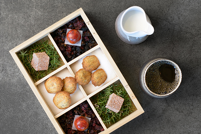 Kaffe och kaffegodis i en låda.