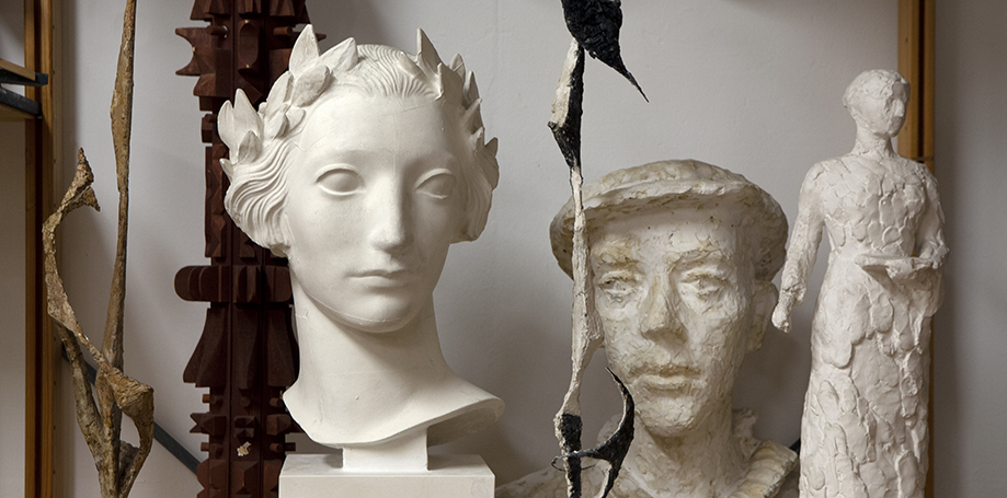 Gipsskulpturer i hylla.