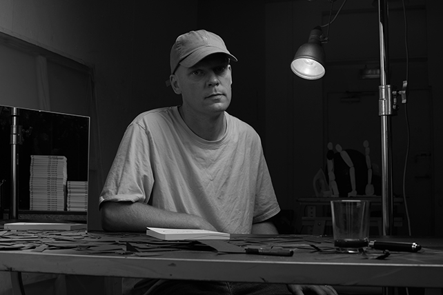 Svartvitt foto porträtt konstnären EKTA (Daniel Götesson).