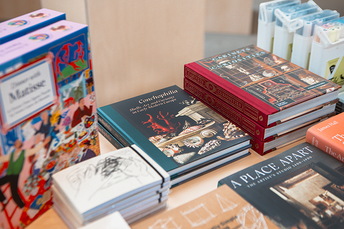 Böcker och pussel och pennor på ett bord.