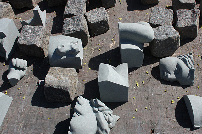 Gatustenar delar av skulpturer till A Kassens konstverk Cobblestones.