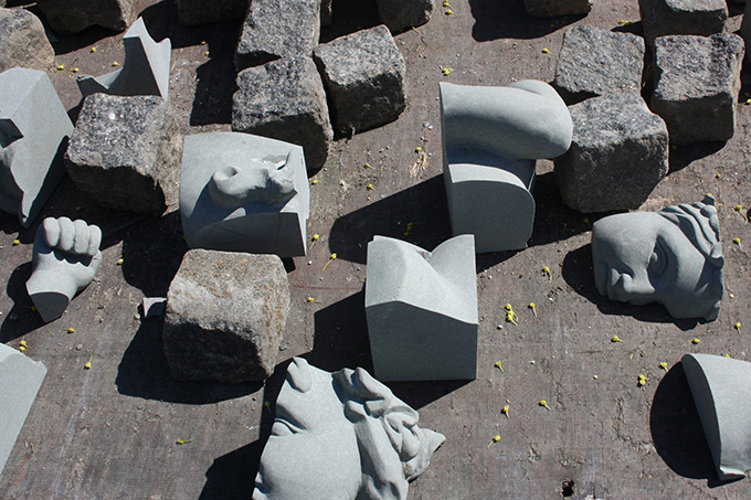 Gatustenar delar av skulpturer till A Kassens konstverk Cobblestones.
