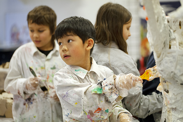 Barn i skapande verkstaden.