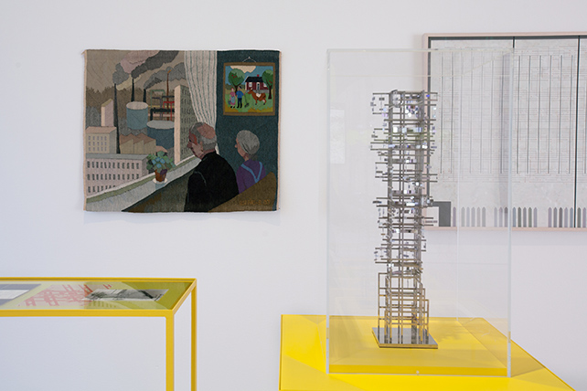 Konstverk i utställningen Kodade trådar.