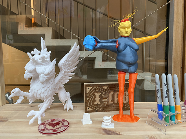 Delar av 3D printade skulpturer har satts samman till ny skulptur.