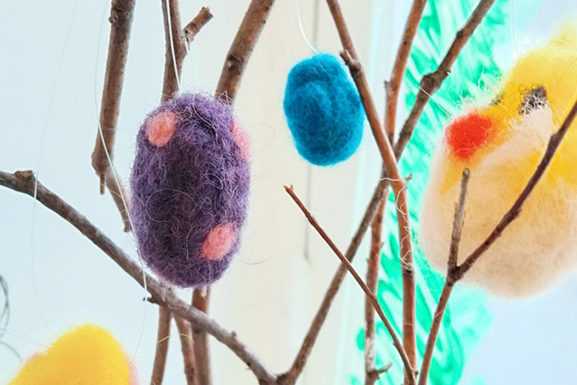 Nåltovade figurer, ägg och kycklingar, i ull i påskris.