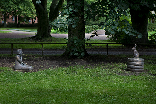 Skulptur ute i parken: Bianca maria Barmen, Jag kommer ihåg att jag såg dig. En har och en flicka.