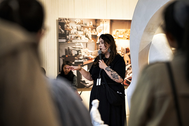 Museivärd håller i en guidad visning.